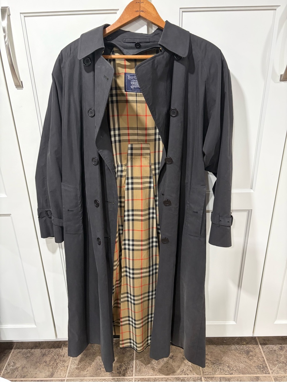 Burberry Women’s Vintage Trench Coat with Signature Beige Check Lining